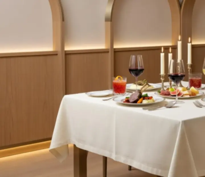 Elegancko nakryty stół w restauracji Wonderstar s. r. o. z daniami, koktajlami i świecami